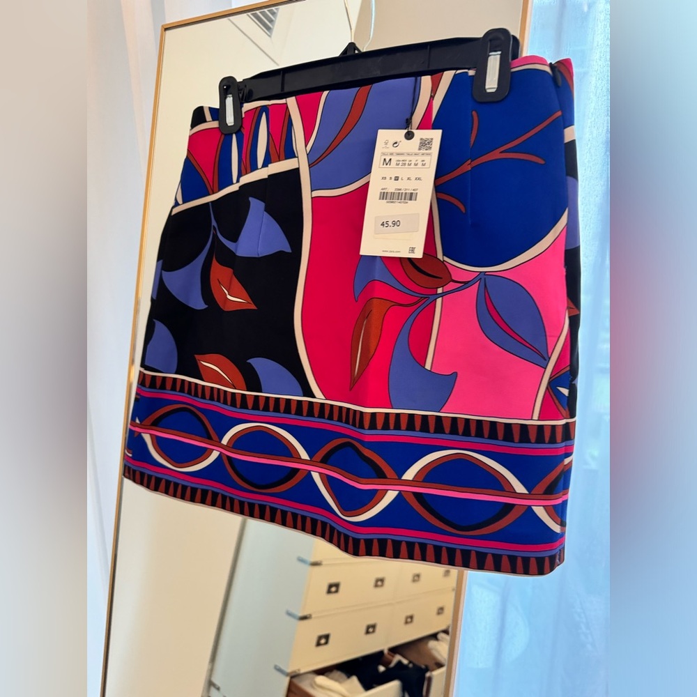 BRAND NEW Zara Pucci skirt. Size Medium 19” long